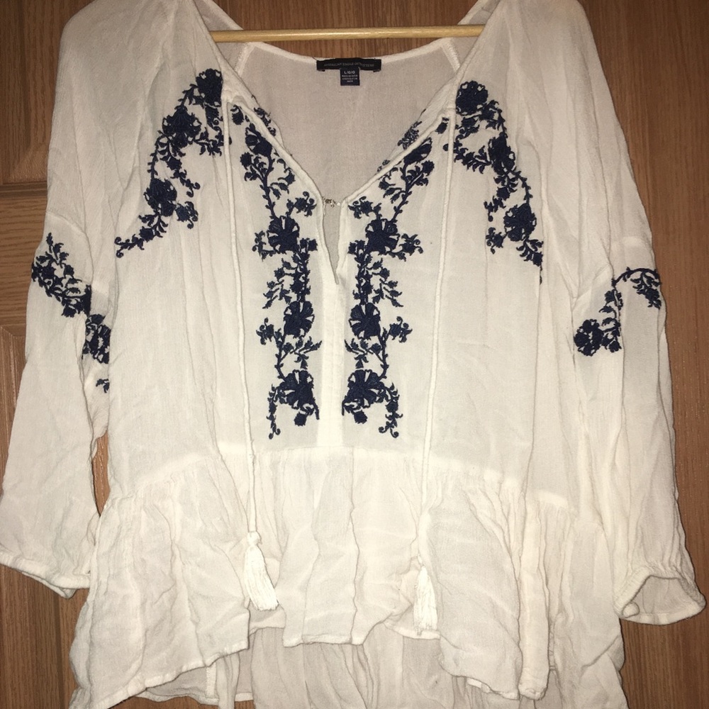 American Eagle floral white/blue blouse w/ clasp